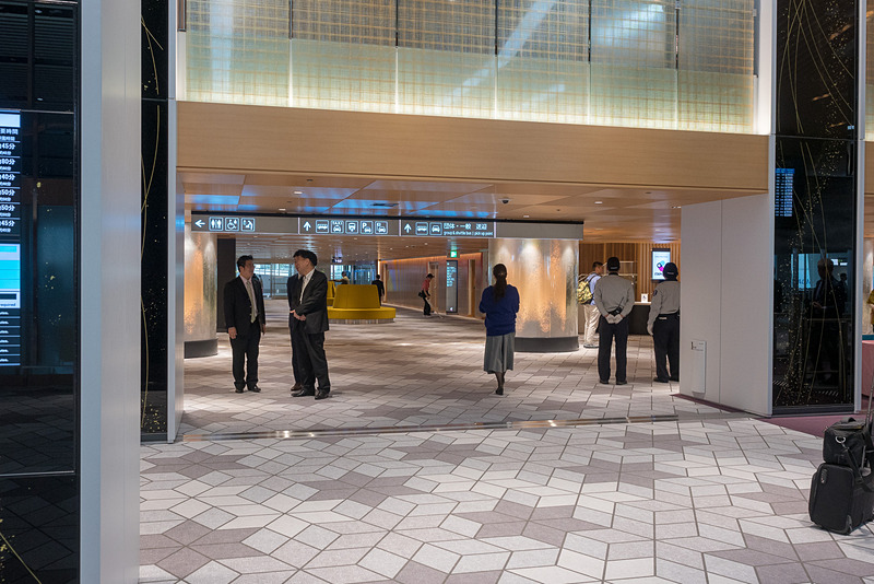 こちらは北（JAL側）寄りの出口。こちら側にも出口から真っ直ぐ進む通路