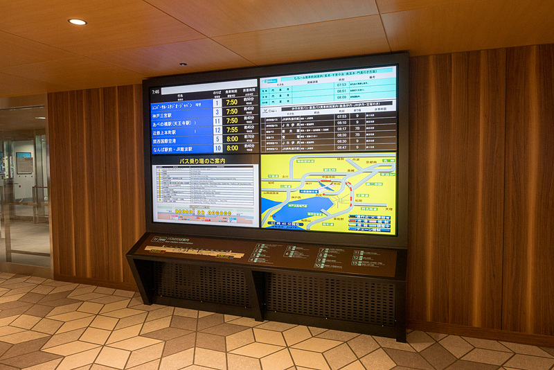 出入り口付近には、到着客のために公共交通機関の案内（写真左）、出発客のために出発案内表示モニタを設けている