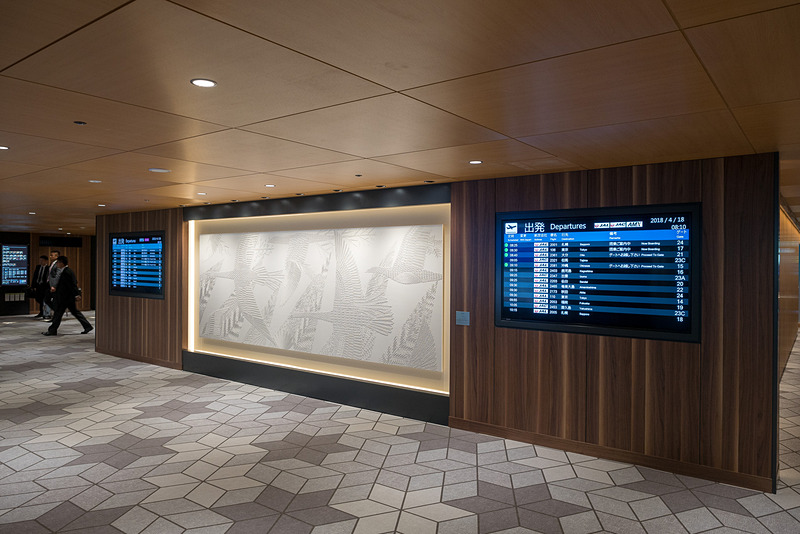 出入り口付近には、到着客のために公共交通機関の案内（写真左）、出発客のために出発案内表示モニタを設けている