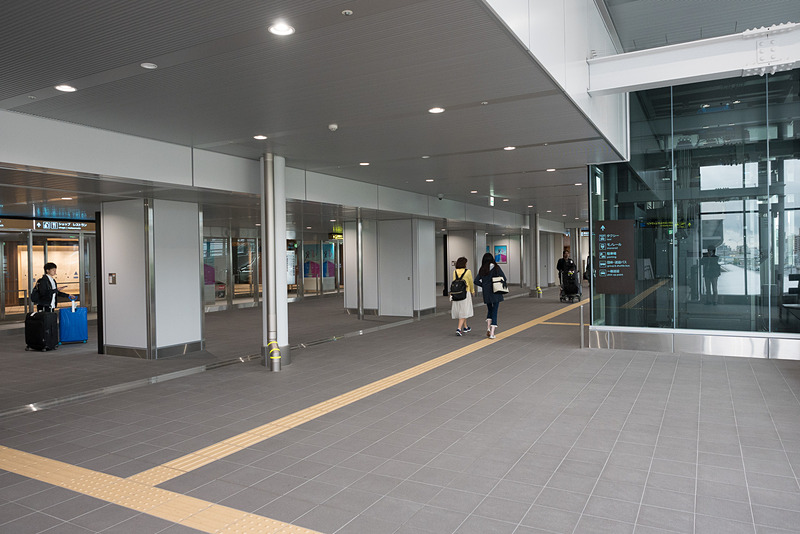 新しくなった中央エリアの出入り口付近。正面に1階と2階を結ぶエレベータ。1階へはエスカレータでも行ける