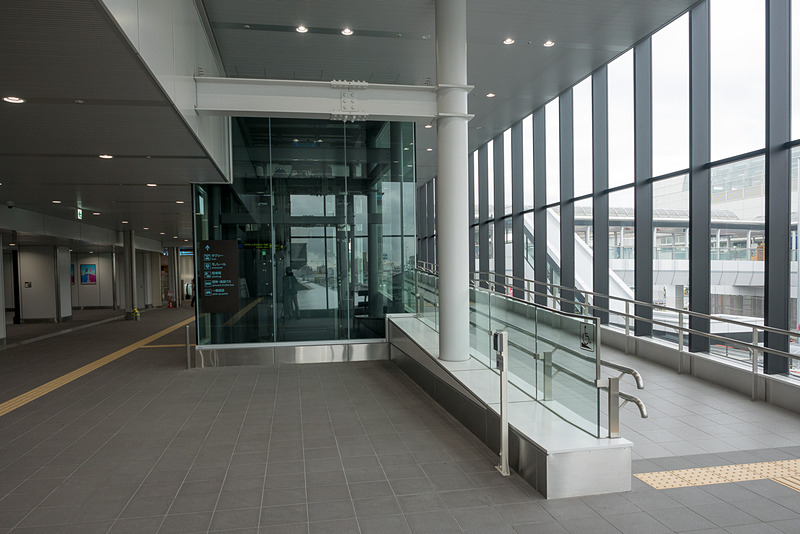 北側にペデストリアンデッキへと向かう短いエスカレータと階段、スロープがあり、モノレール駅やタクシー乗り場と結んでいる