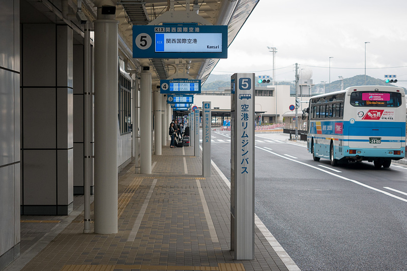 バス乗り場は1～5番が北ターミナル寄り、6番と7番が中央エリア正面、8～13番が南ターミナル寄りにある