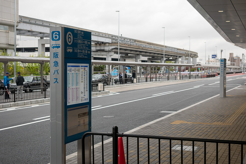 バス乗り場は1～5番が北ターミナル寄り、6番と7番が中央エリア正面、8～13番が南ターミナル寄りにある