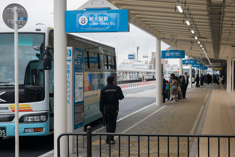 バス乗り場は1～5番が北ターミナル寄り、6番と7番が中央エリア正面、8～13番が南ターミナル寄りにある