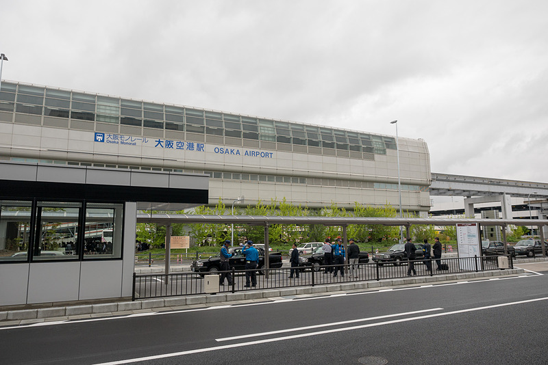 タクシー乗り場は専用のプラットフォームがあり、モノレール駅へ向かうペデストリアンデッキから行ける