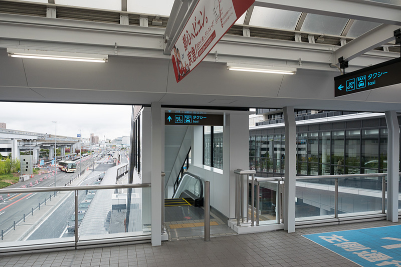 タクシー乗り場は専用のプラットフォームがあり、モノレール駅へ向かうペデストリアンデッキから行ける