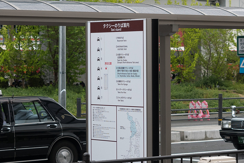 タクシー乗り場は専用のプラットフォームがあり、モノレール駅へ向かうペデストリアンデッキから行ける