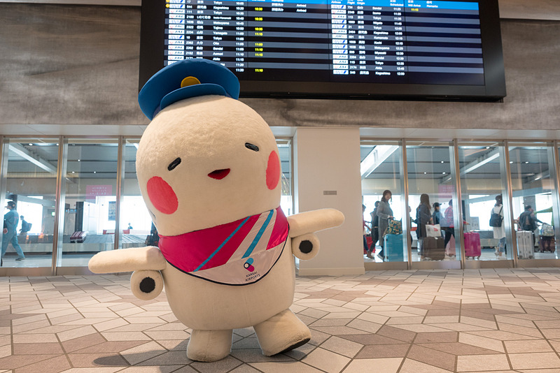 新しい中央エリアの到着口前でそらやん