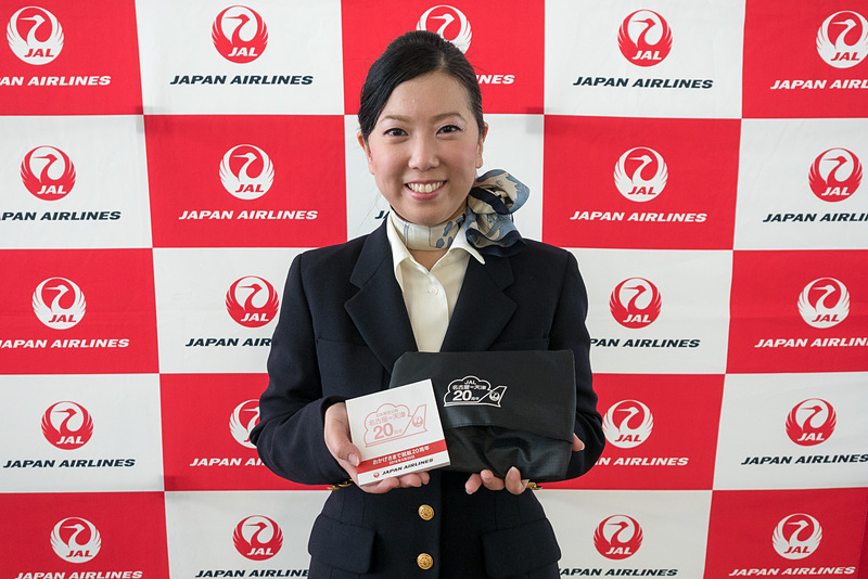 名古屋～天津線20周年の記念ロゴ入りエコバッグとメモ帳を搭乗客に配布