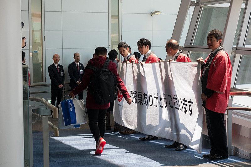 138名と95％を超える席が埋まったこの日のJL841便。帰国の途に就く中国人が多かったが、日本人の観光客やビジネスマンの姿もあった