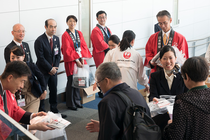 138名と95％を超える席が埋まったこの日のJL841便。帰国の途に就く中国人が多かったが、日本人の観光客やビジネスマンの姿もあった