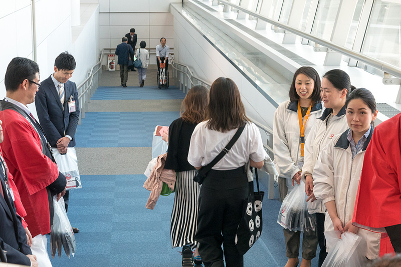 138名と95％を超える席が埋まったこの日のJL841便。帰国の途に就く中国人が多かったが、日本人の観光客やビジネスマンの姿もあった