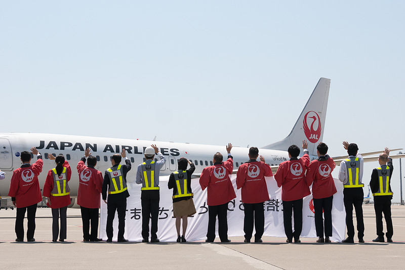 定刻より遅れてプッシュバックを開始。同時に横断幕を持った多くのJALスタッフが手を振って見送る