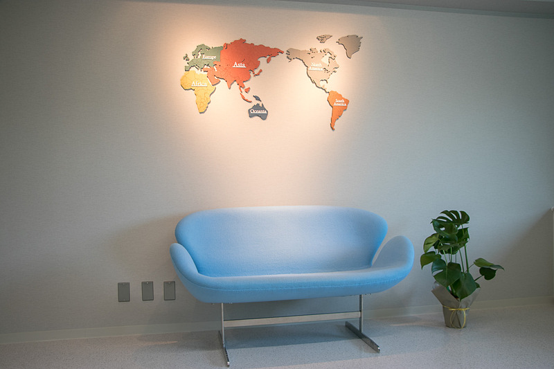 保育室には各所に「イサム・ノグチ」や「ヤコブセン」など世界の著名なデザイナーによるソファが置かれていて、「実際に触れて、体験することで世界の“本物”を知る」というコンセプトで、「幼少のころから触れて感じることで豊かな感性が生まれ、想像力を育むことを意図」しているという