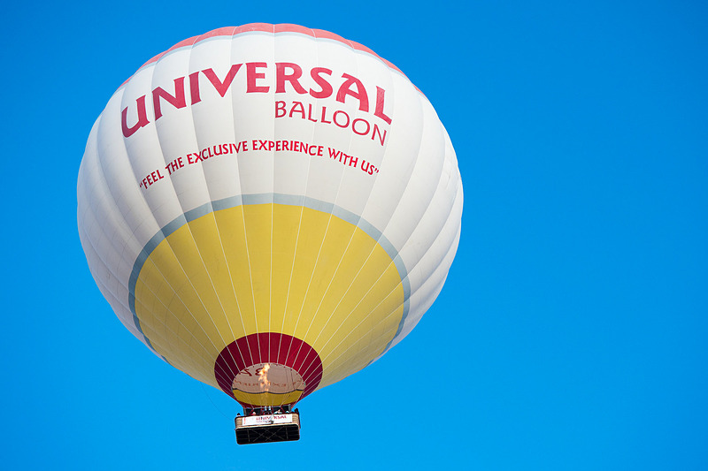 近くの上空に来た気球をズームで