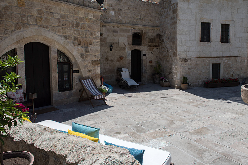 カラフルなクッションが印象的だ