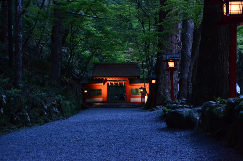奥宮の入り口。本宮に戻るころには日も落ちて薄暗くなった