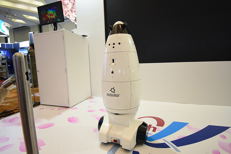 頭部の黒い部分が回転してスキャンしている