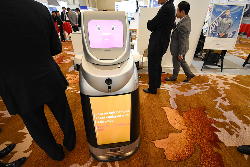 自律移動するデジタルサイネージロボットは動作展示