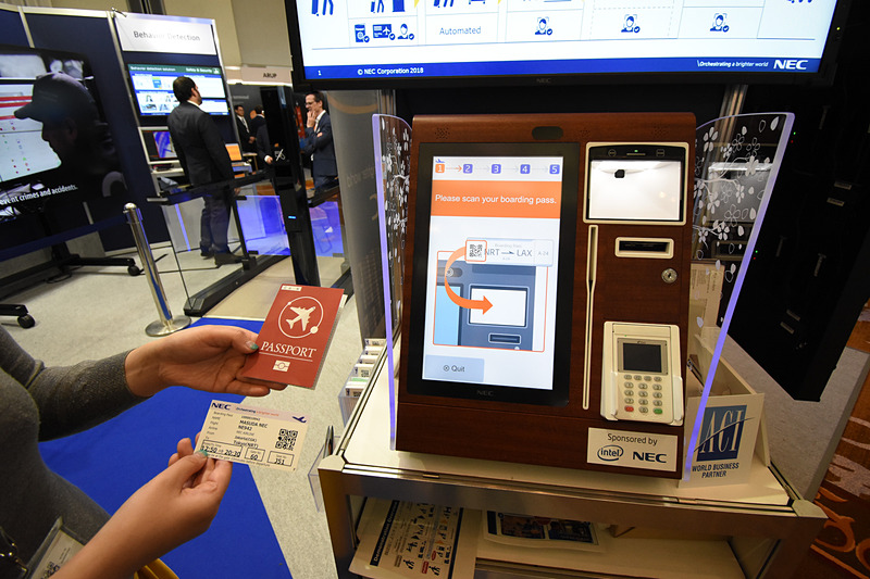 架空のパスポートと搭乗券をスキャン