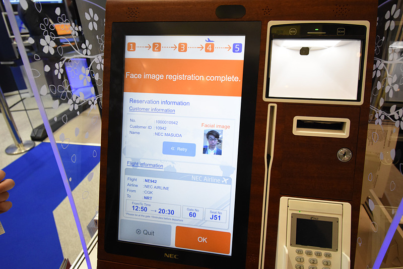 カメラで利用者の顔を登録。うつむき気味になってしまったが、問題ないという