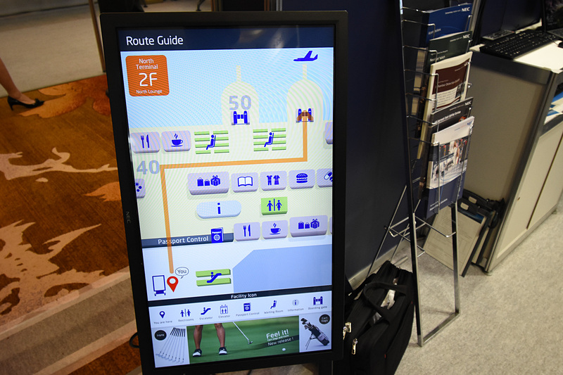 デジタルサイネージに近づくと顔を認識して搭乗ゲートまで案内してくれる