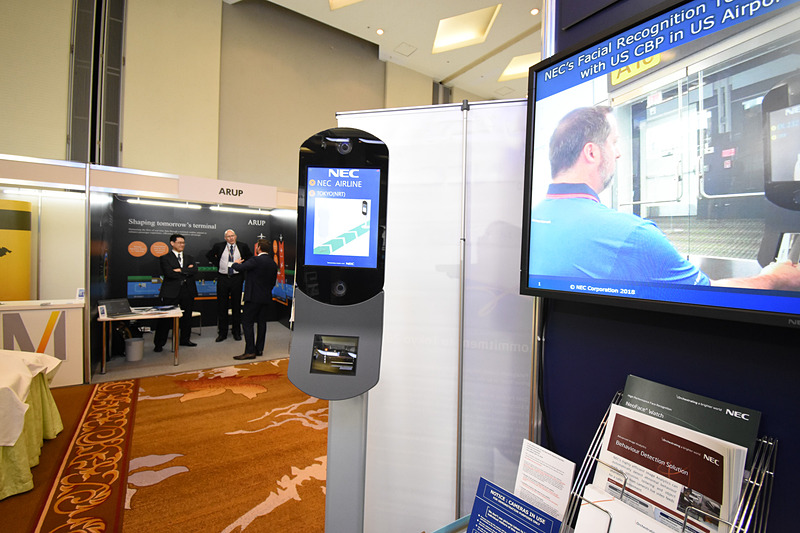 搭乗ゲートに設置する端末。こちらは速過ぎて撮影が追い付かないほど