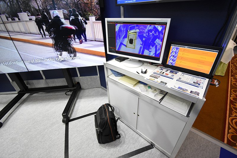 不審物や不審者、立ち入り制限区画への侵入などを検知するシステムも展示している