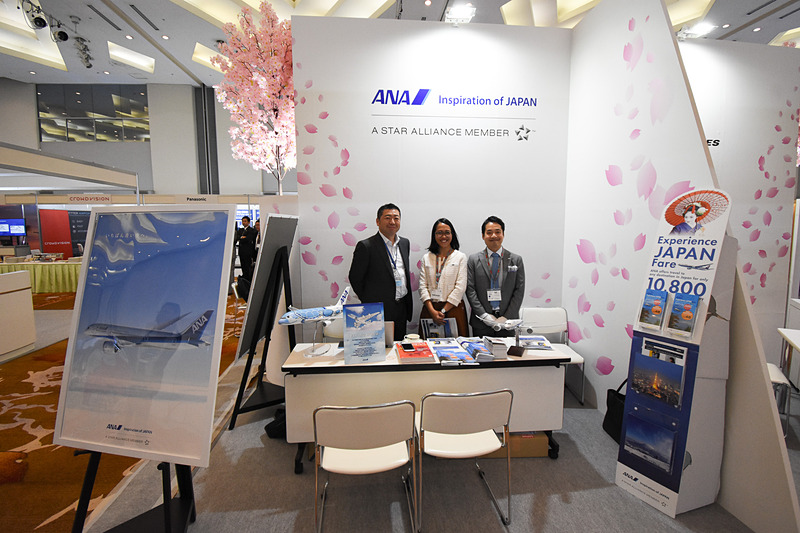 ANA（全日本空輸）のブースでは訪日外国人向けに国内線が5400円/7560円/1万800円になる「Experience Japan Fare」や、4月から始まった機内Wi-Fi無料サービスなどを紹介している