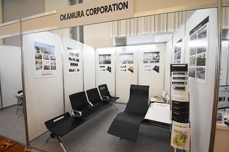 オフィスファニチャーなどで知られるオカムラは、空港などに納入するロビーチェアの新型を展示