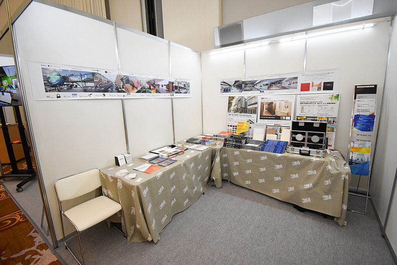 3M（スリーエム ジャパン）は飛行機のラッピングのほか、施設の内外装に施すラッピングのイメージを展示