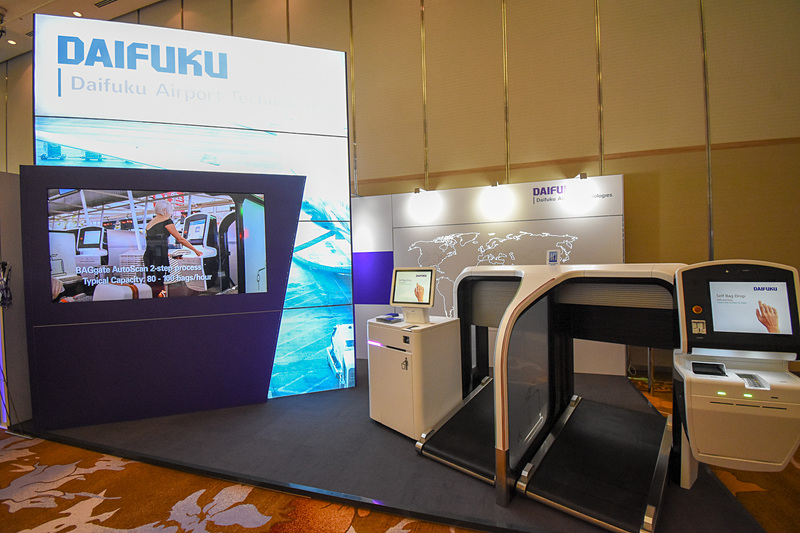 ダイフクはセルフバッグドロップ機を展示