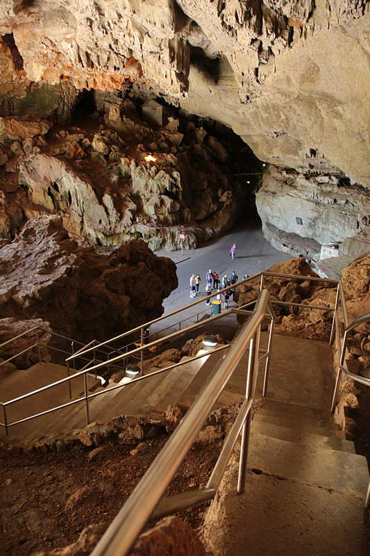 10分遅刻でやってきたガイドのLanさんと鍾乳洞へ。コンクリートで整備された階段を登ったところに入口があり、ゲートには鍵がかかっていてガイドが同行しなければ入れないようになっている