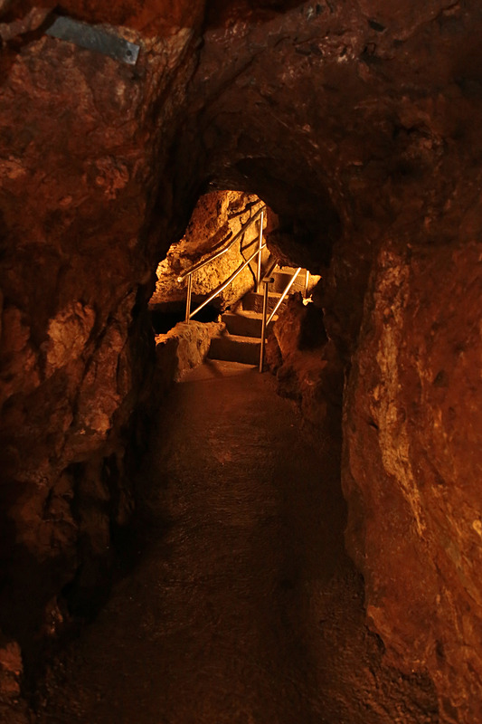 鍾乳洞内はコンクリートの通路とステンレスの手すりで安全に歩ける。前半はひたすら登り