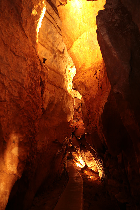 ライトアップによる幻想的な空間。かつて地下水が削った跡のようだ