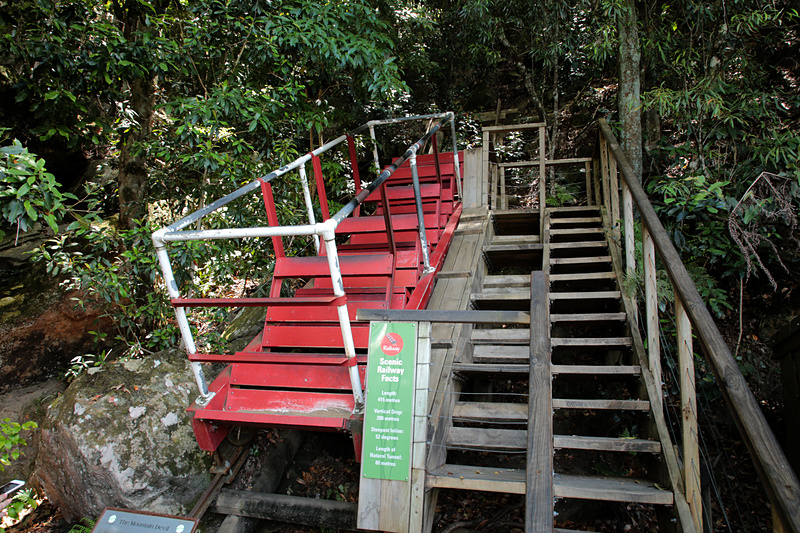 レイルウェイは登り乗車も可能。ゲート脇には、手作り感あふれる初代のトロッコが