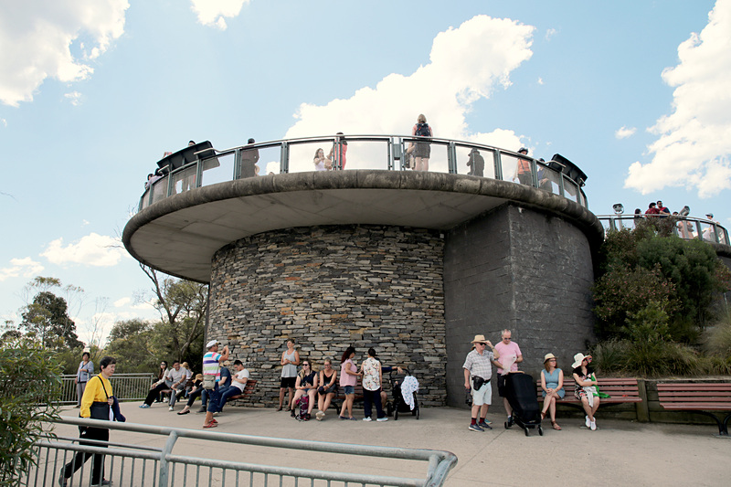 エコー・ポイントはスリー・シスターズが最も美しく見えるポイント。多くの観光客がここから彼女たちとの記念撮影を行なう