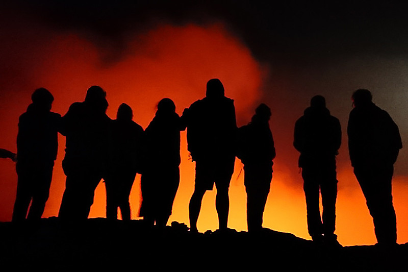 過酷な道程を終えた旅人の後ろ姿が火口の灯りに照らし出され、印象的でした。