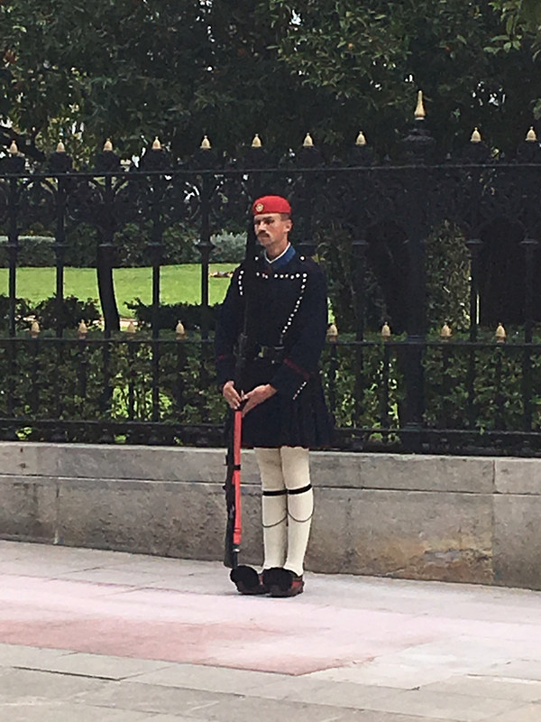 大統領官邸前の衛兵。独特の民族衣装