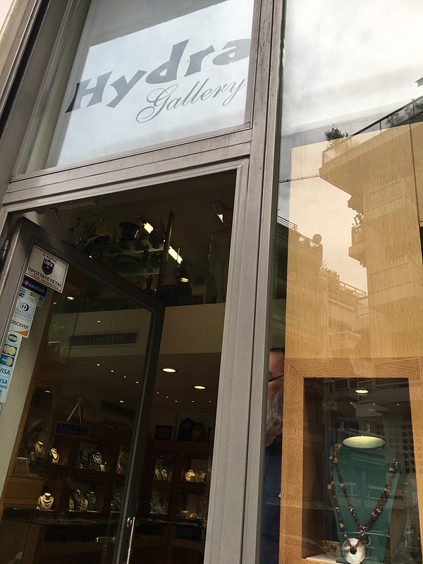 日本人スタッフのいるお土産屋さん「Hydra」