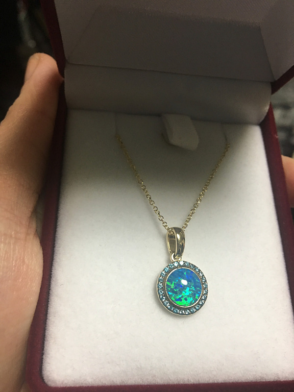 旅の記念に、友人とお揃いのエーゲ海色のオパールを購入