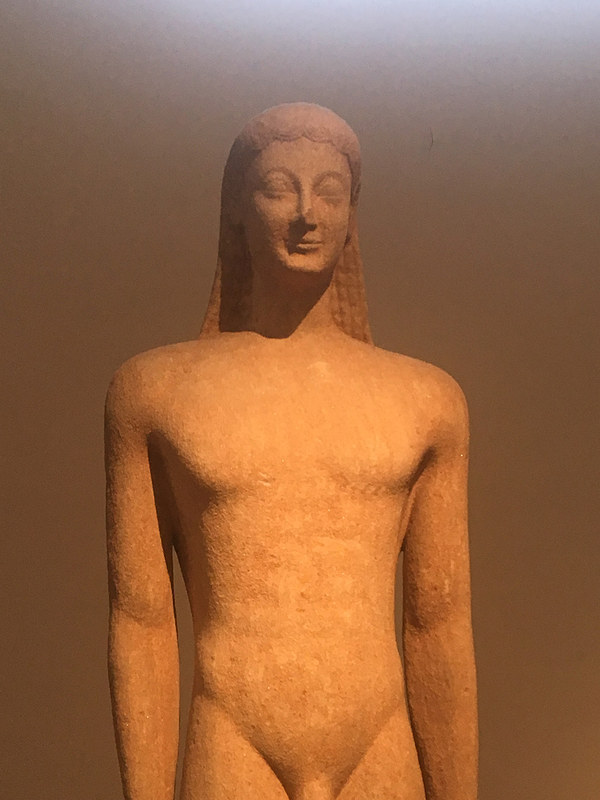 口角が上がっているのが特徴のアルカイック美術の彫像