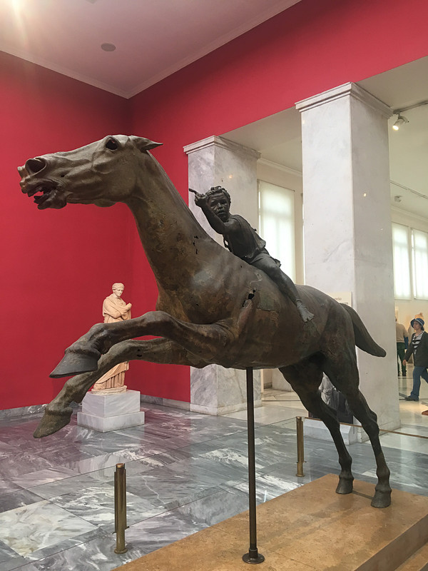 馬に乗る少年。この少年は奴隷で、この競馬に勝てば奴隷から解放される、という像だそうです。ということで、少年らしからぬ緊迫した切ない表情をしています