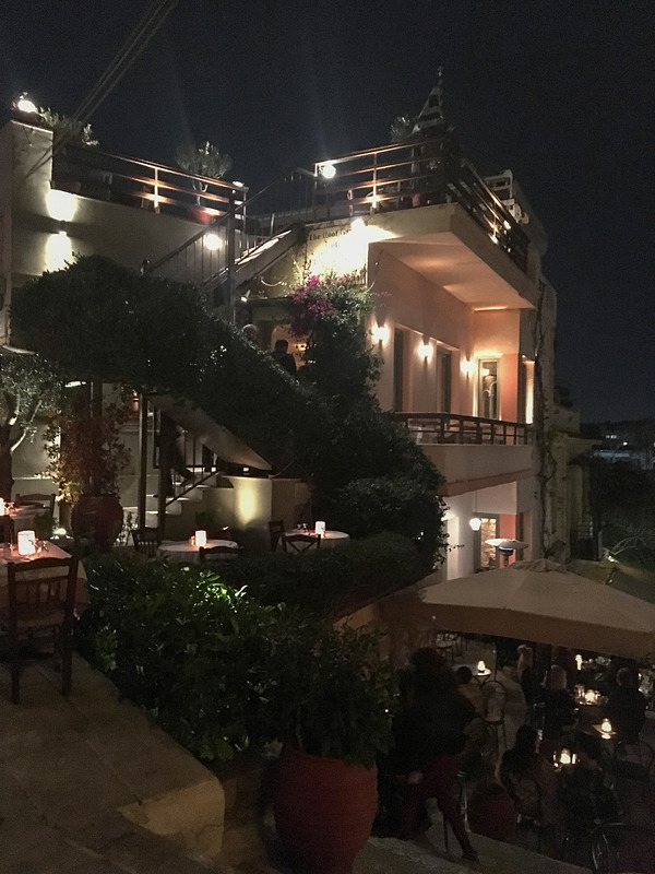 Old Tavern Of Psarasのテラス席。ロマンティックがとまらない。ライトアップされたリガヴィトスの丘も見えます