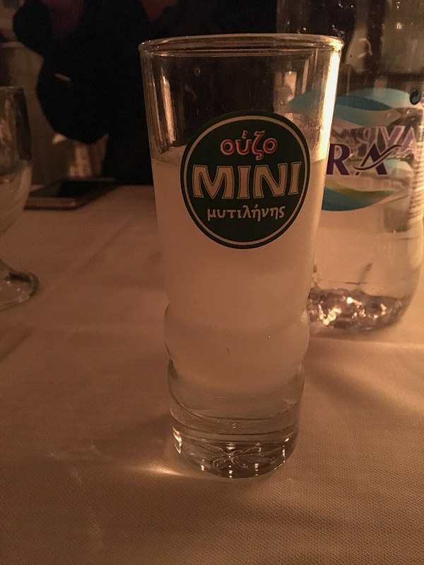 「ウゾ」というブドウから作られたアニスの香りのお酒。アルコール度数は40度