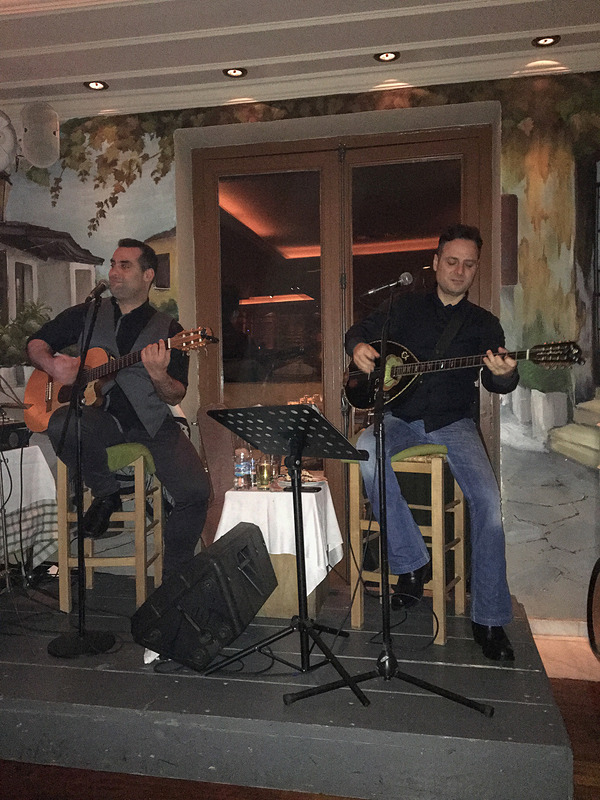 ギリシャの伝統音楽デュオ。お客さんも一緒に歌ったり踊ったり