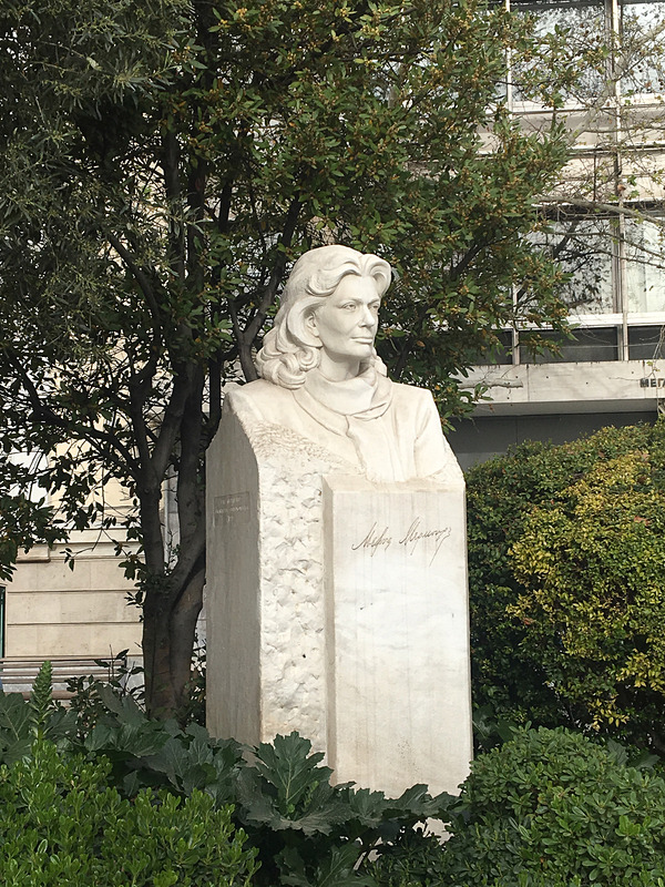 映画「日曜はダメよ」主演女優でもある政治家メリナ・メルクーリの像