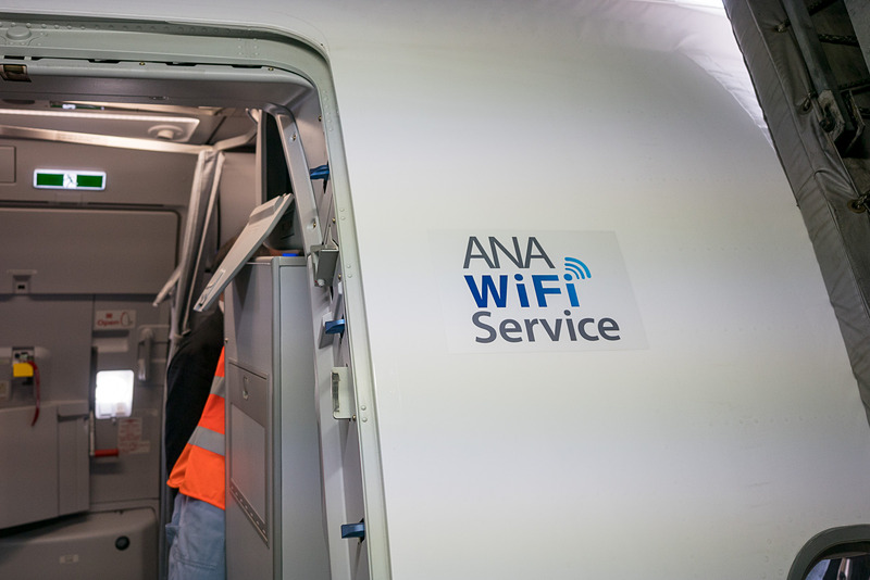 対象機の入り口ドアの脇や、機内の壁には「ANA Wi-Fi Service」対応を示すステッカーが貼られている