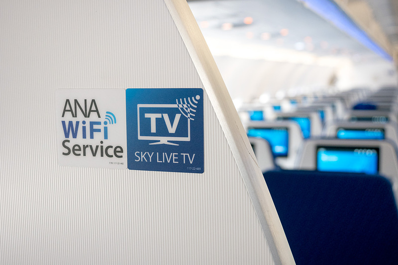 対象機の入り口ドアの脇や、機内の壁には「ANA Wi-Fi Service」対応を示すステッカーが貼られている