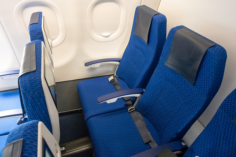 ANAのエアバス A321neo型機の普通席シート。背もたれ部分が薄型で、足下も前方に大きく湾曲して広く感じられるデザインだ